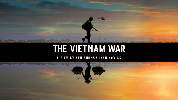 Tampilan poster The Vietnam War yang menampilkan tentara AS dan petani Vietnam